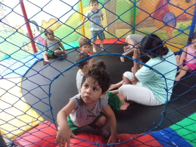 Turma infantil do Universo Colorido em Cubatão